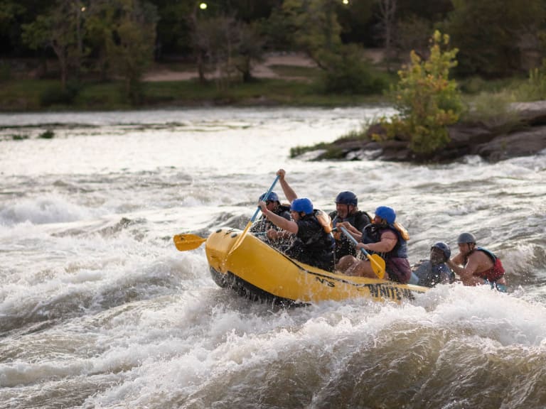 mikroabenteuer ideen, freunde beim rafting