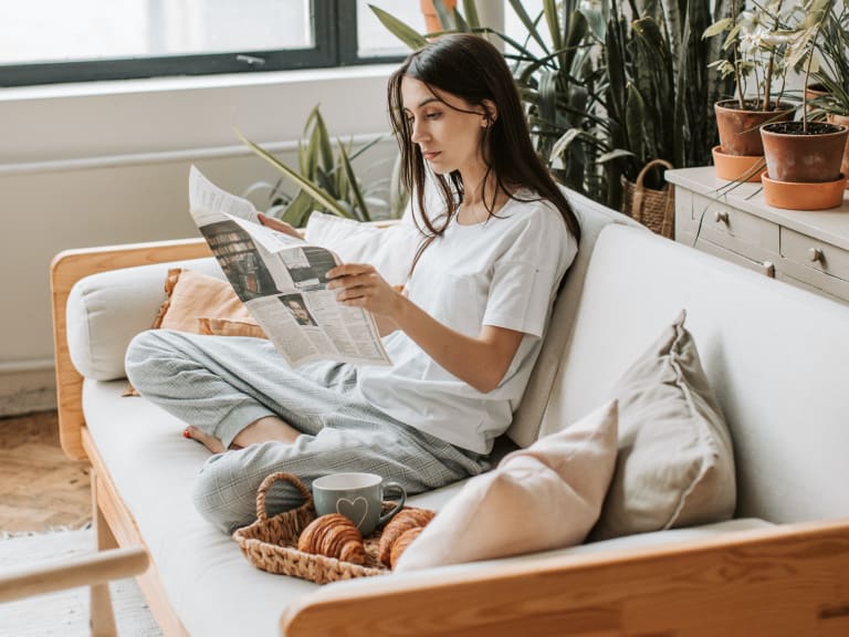 routinen, frau bei morgenroutine