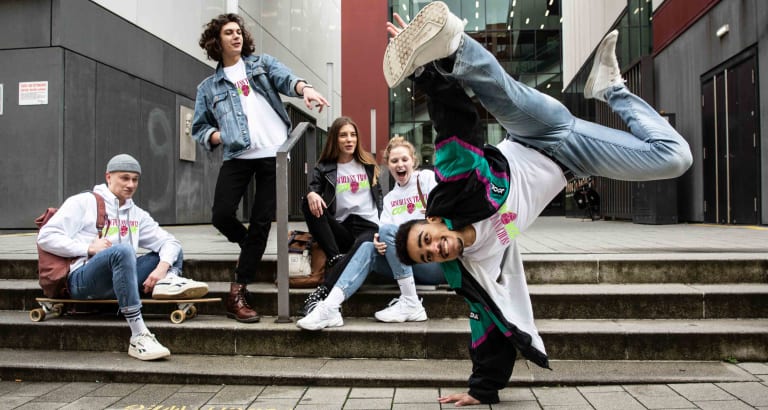 Abschluss-Crew mit Shirts