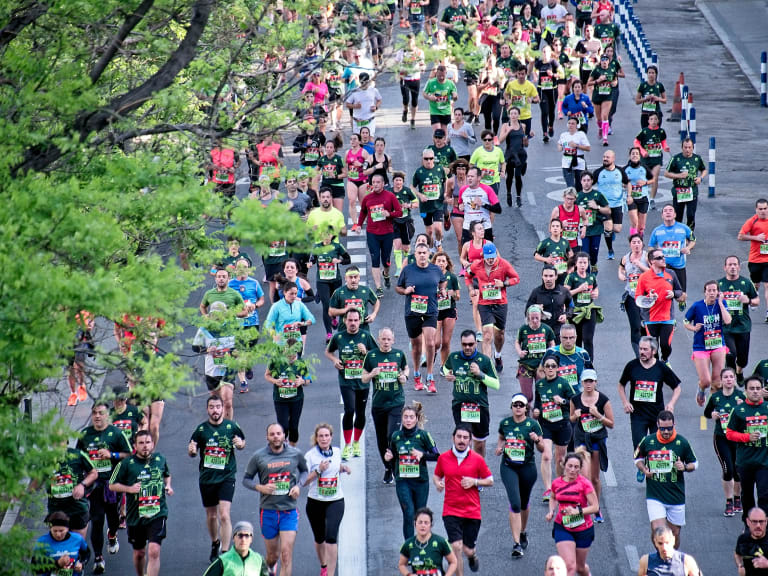 firmenlauf, teams rennen in laufshirts