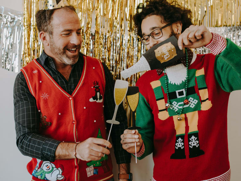 kollegen in weihnachtspullovern