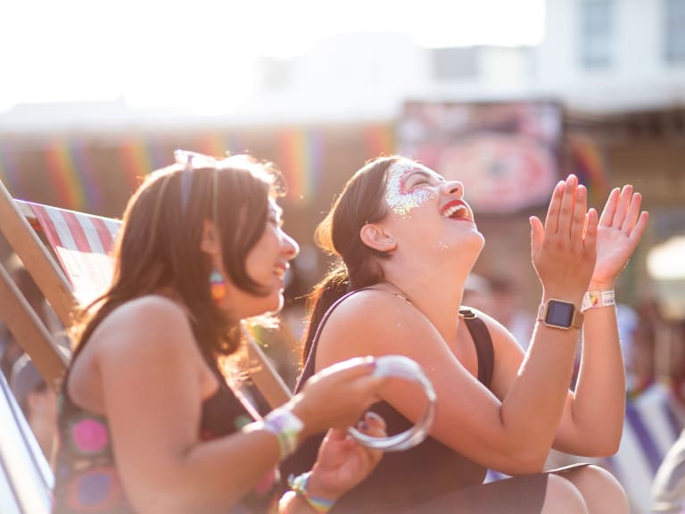 festival, freundinnen lachen