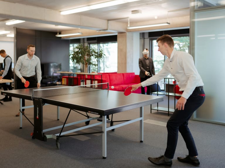 Sport en entreprise: Collègues jouant au ping-pong