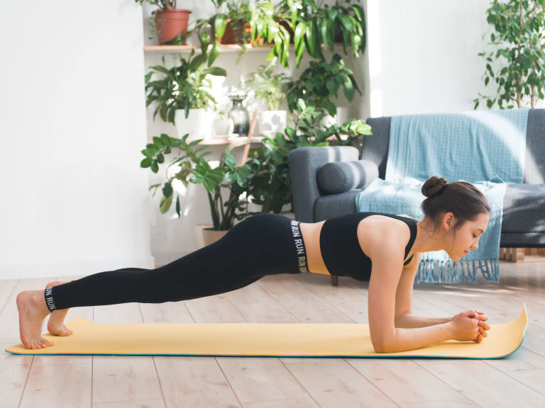 sport für zuhause, junge frau beim pilates zuhause