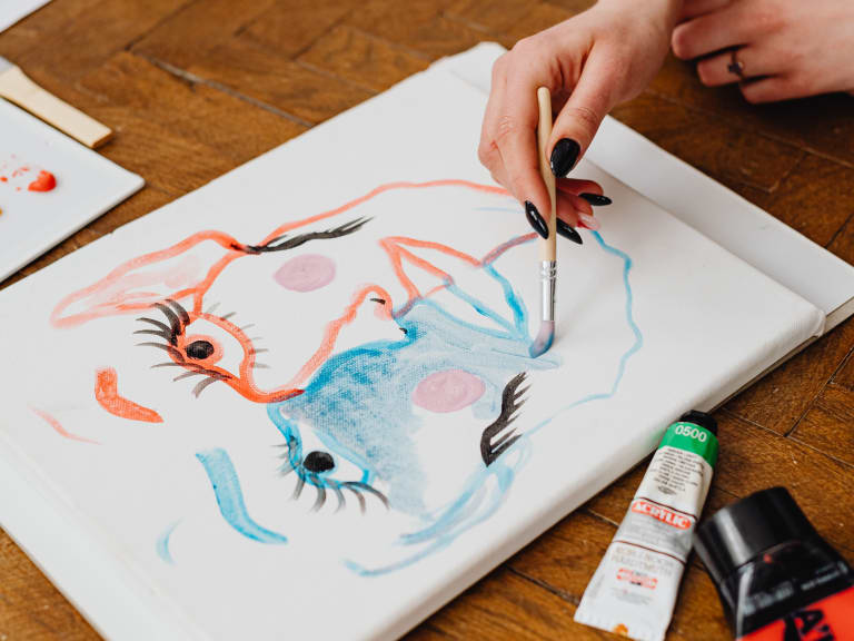 kreatives teamevent, frau zeichnet auf leinwand