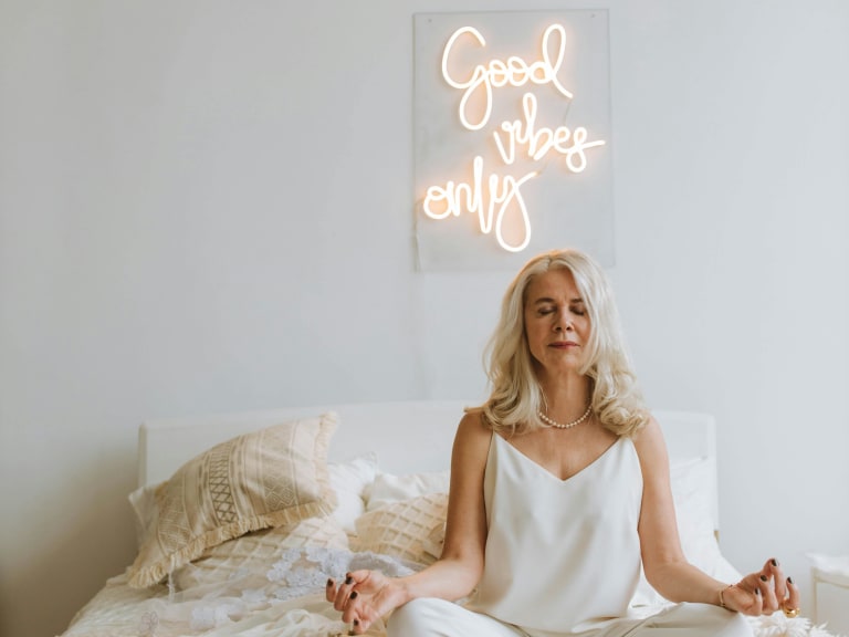 selfcare frau meditiert