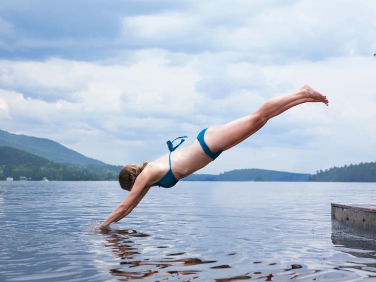 wassersportarten frau springt ins wasser