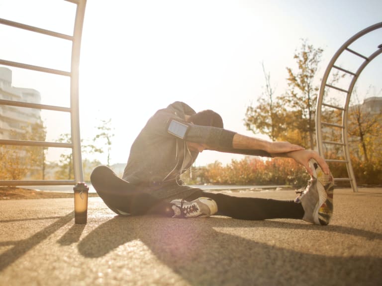 joggen im herbst, mann beim aufwärmen
