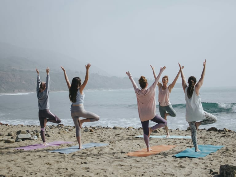 Yoga en plein air sur la plage
