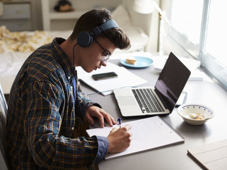 lerntipp brainfood, schüler macht notizen