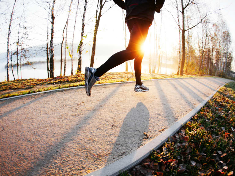 joggen im herbst, jogger bei sonnenuntergang