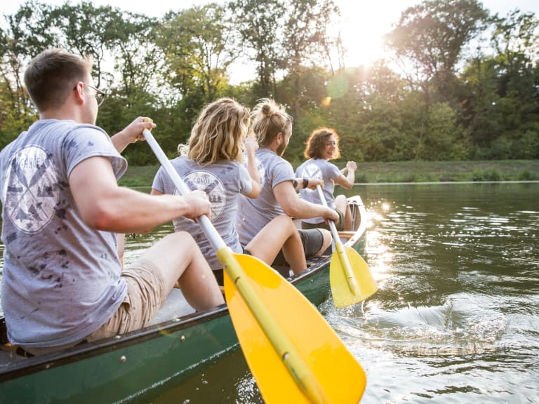 faire du sport en plein air, faire du canoë avec des amis