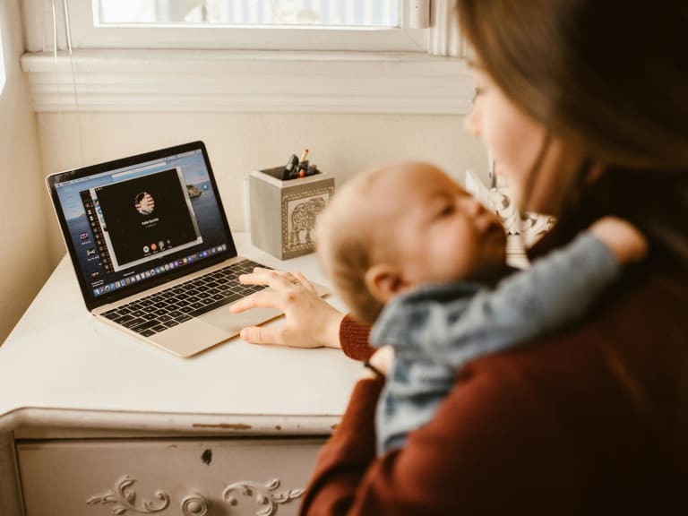 maman travaille avec bébé