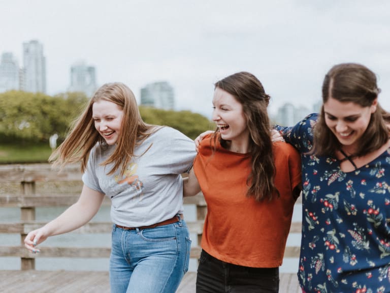 außerschulische aktivitäten, drei schulfreundinnen