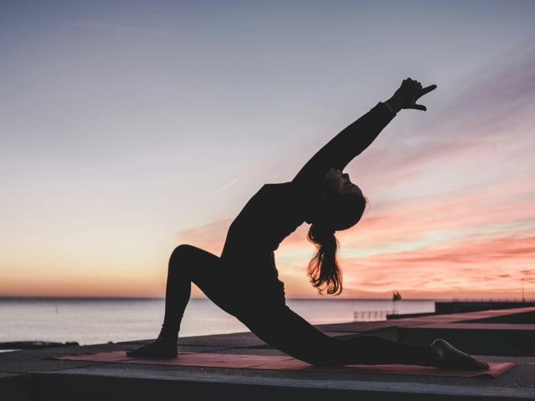 Yoga au coucher du soleil