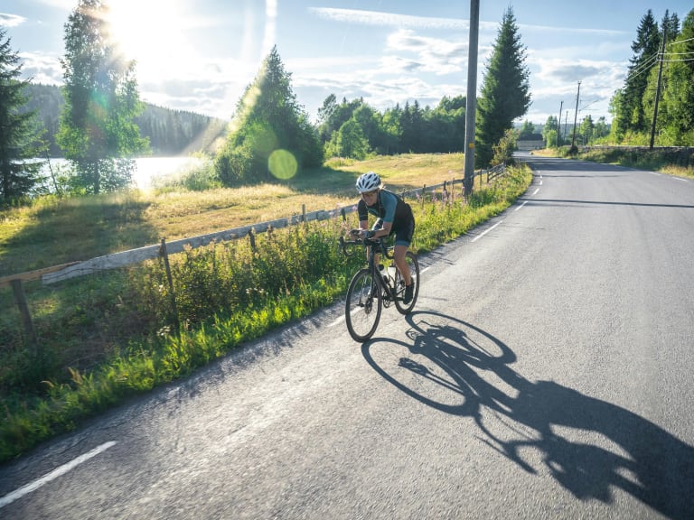 vélo route lever soleil