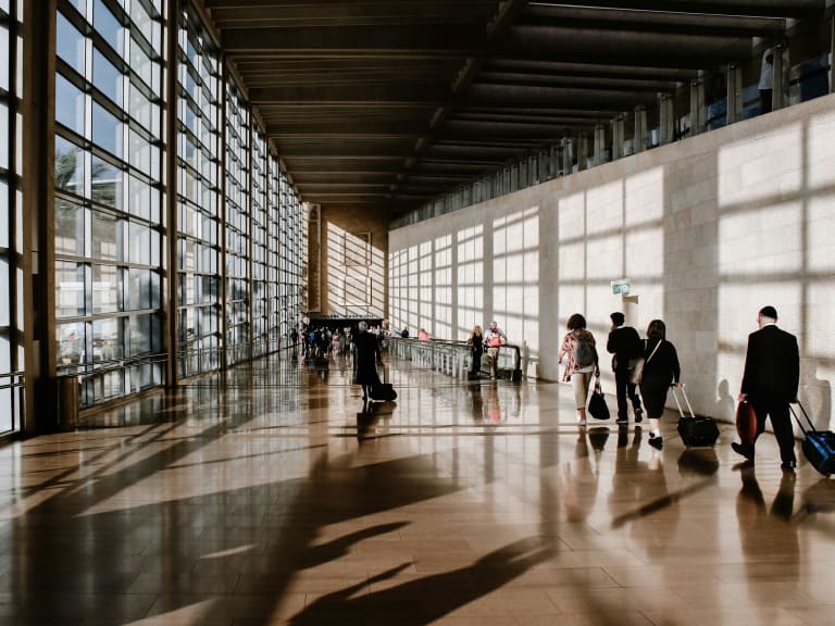dienstreise planen geschäftsleute am flughafen