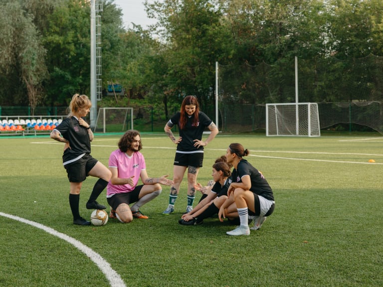 teamsport, trainer mit fußballspielerinnen