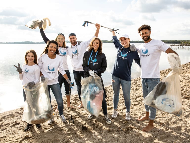 sozial engagieren, beach clean up