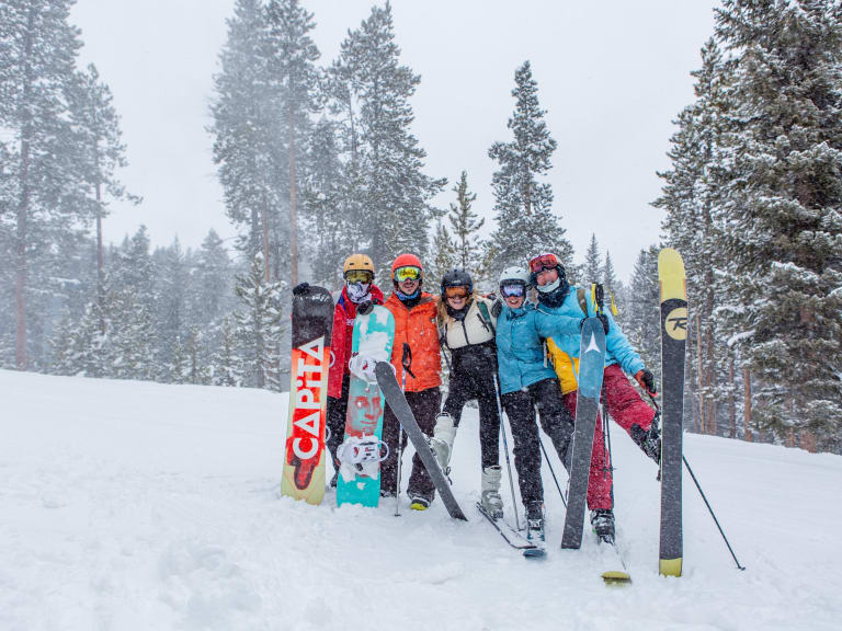skireise planen, freunde mit ski und snowboards