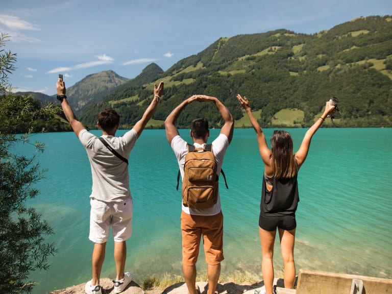 urlaub mit freunden tipps, drei freunde am see
