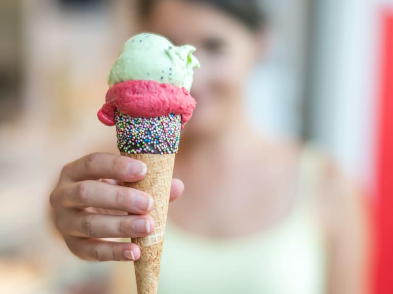 junge frau hält eis ins bild