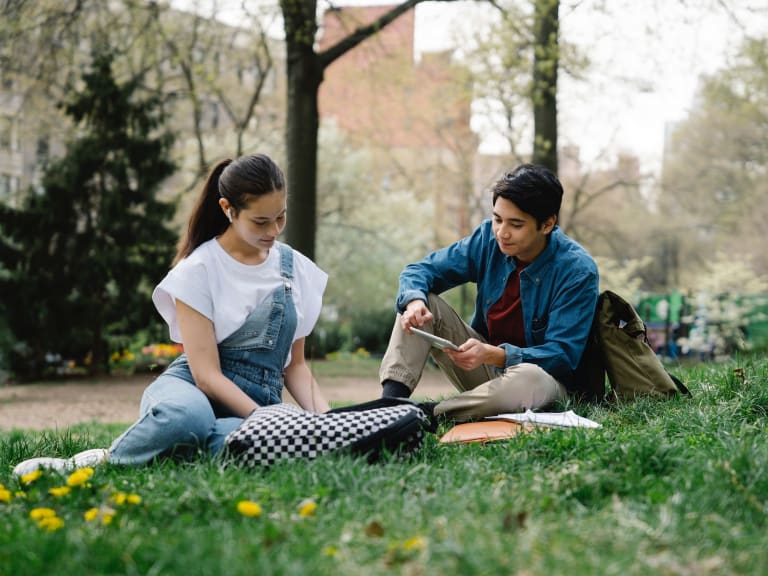 schüler lernen auf wiese im freien