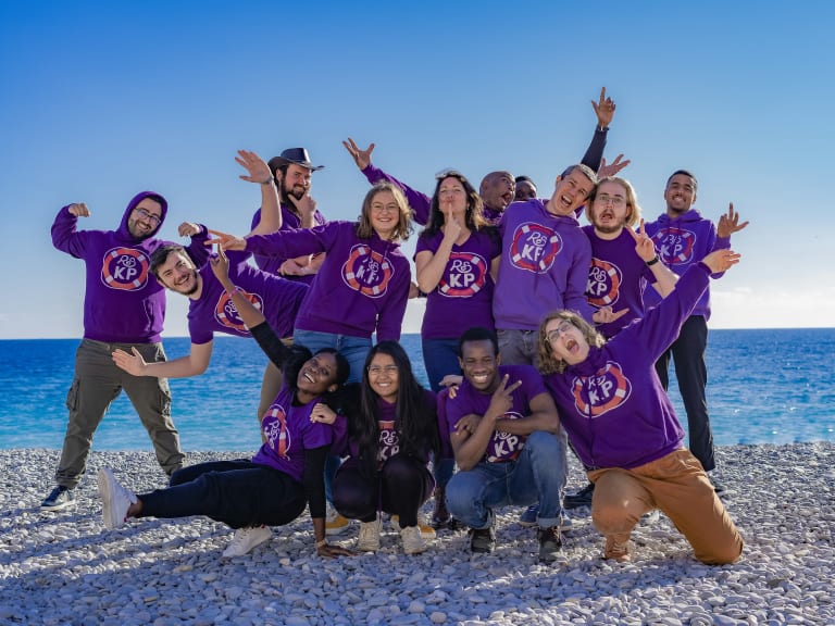 teambuilding ideen in der natur, team in teamwear am strand