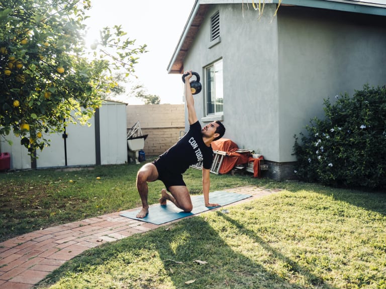 sport für zuhause, mann draußen beim hanteltraining