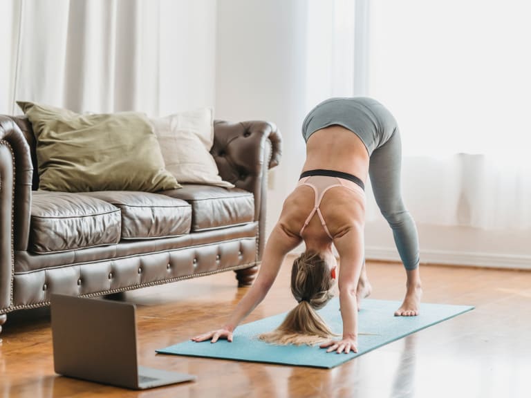 sport für zuhause, frau bei yoga-übung