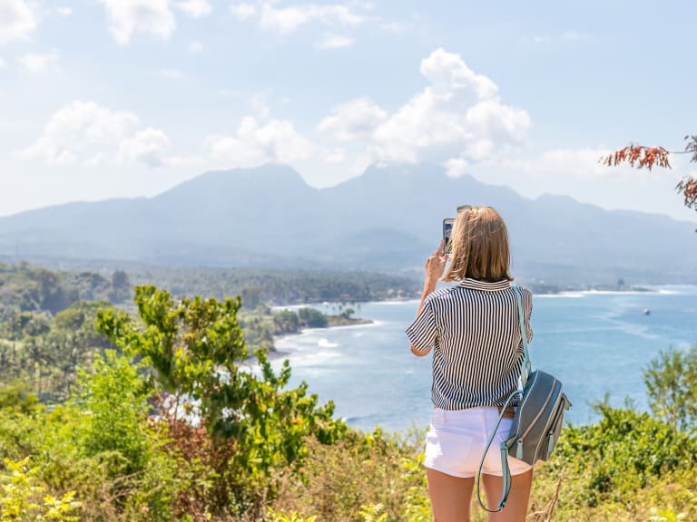 urlaub mit freunden, tourist macht fotos 