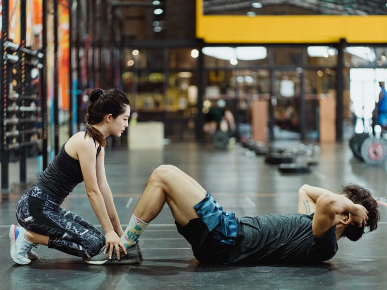 fitnessübung bei stress, sit ups