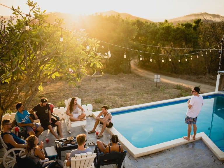 männer jga ideen, poolparty mit freunden