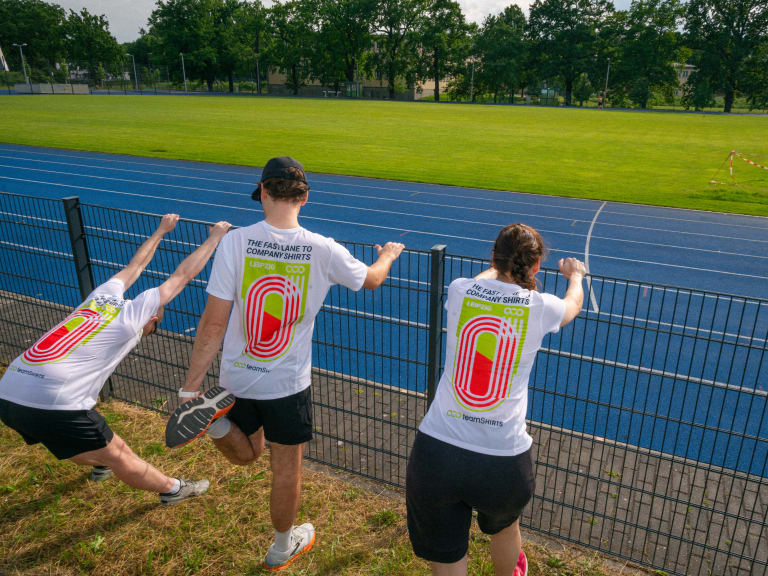 joggen für anfänger tipps, pause, drei jogger dehnen sich