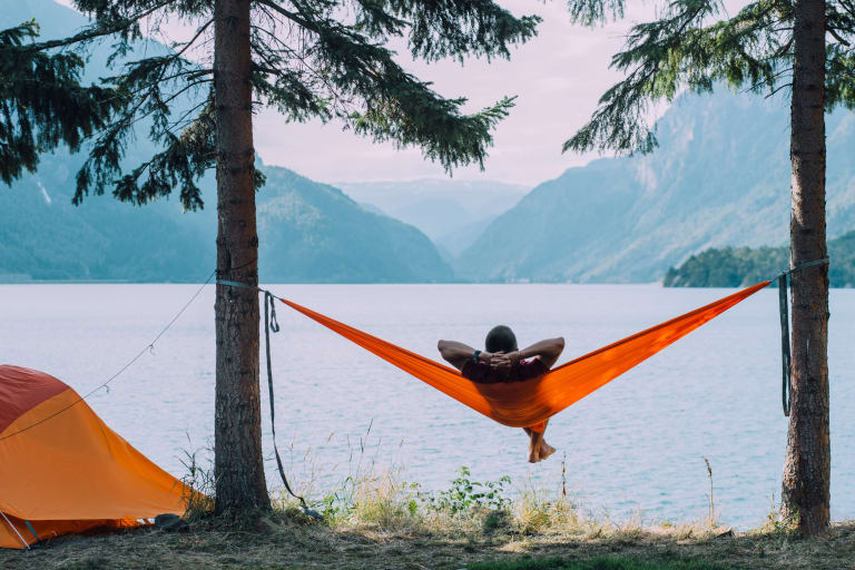 Glücklicher leben, Frifluftsliv, Mann in Hängematte am See