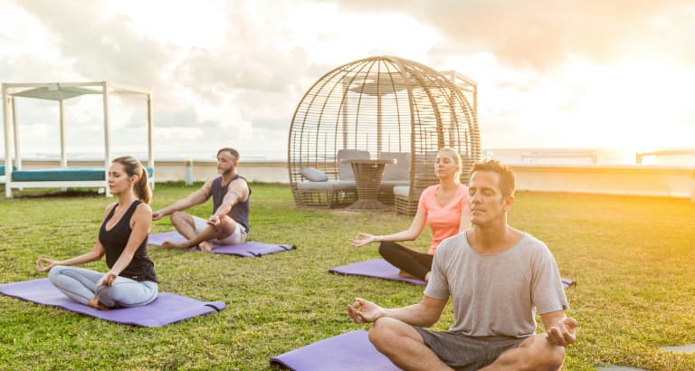 Yoga en plein air : bienfaits et conseils pour pratiquer en nature