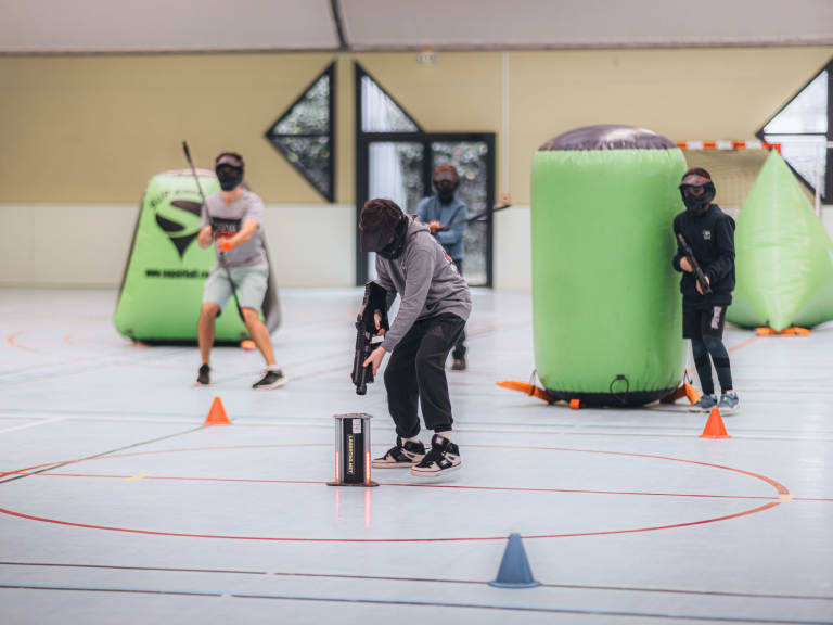 mannschaftsfahrt ideen indoor paintball