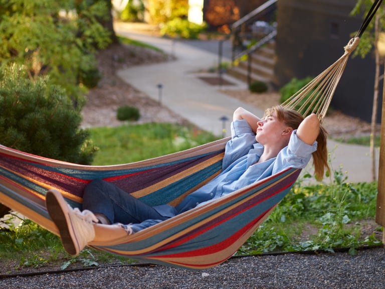 urlaub zu hause, frau in hängematte im garten