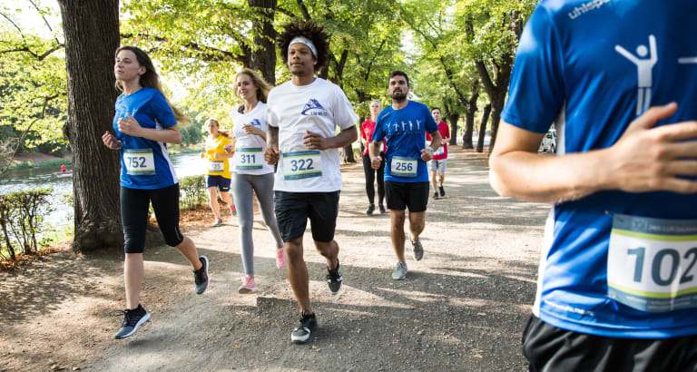 Coureur Femme Courir Course De Montagne Avec Gilet De Trail Pour