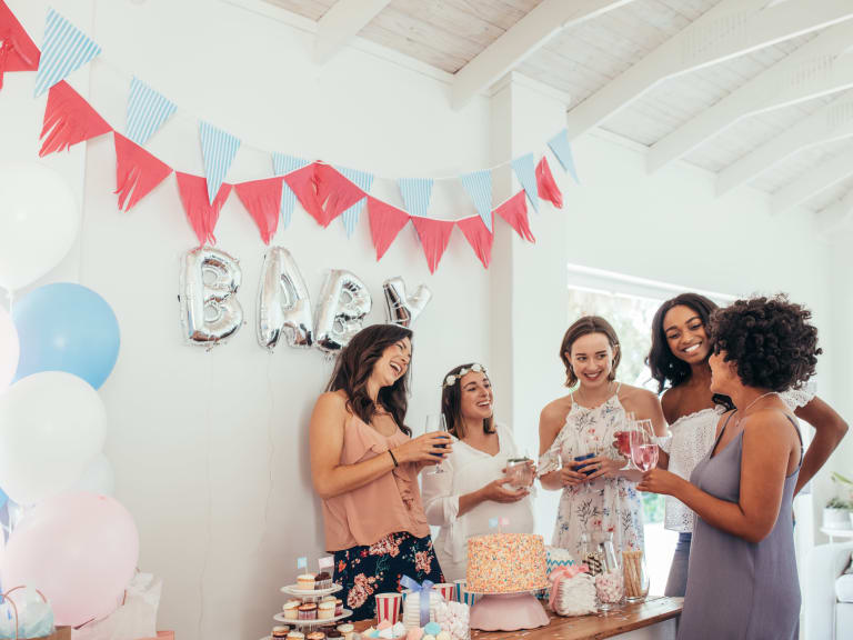 babyparty planen, freundinnen am geschenketisch