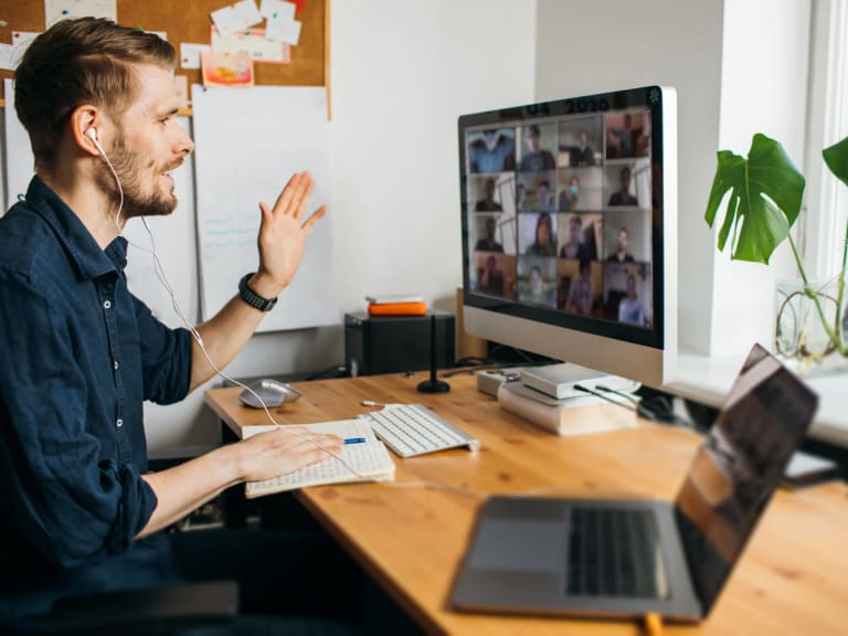 virtuelles teamevent, mann bei kaffeepause mit teammitgliedern