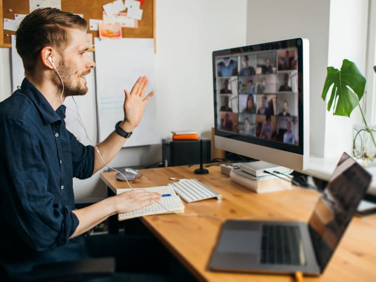 virtuelle teamevents, mann im videocall mit kollegen