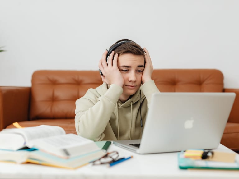 auswendig lernen tipps, junge vor macbook