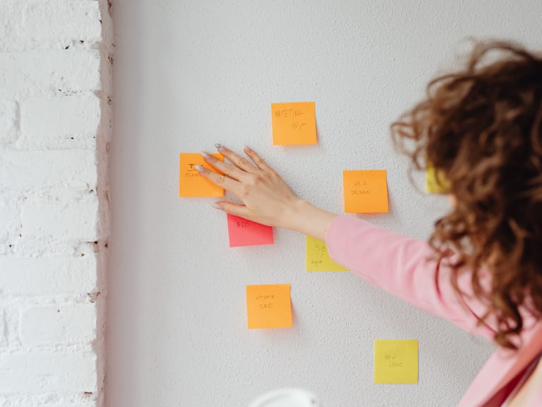 sportmotivation, frau erstellt visionsboard