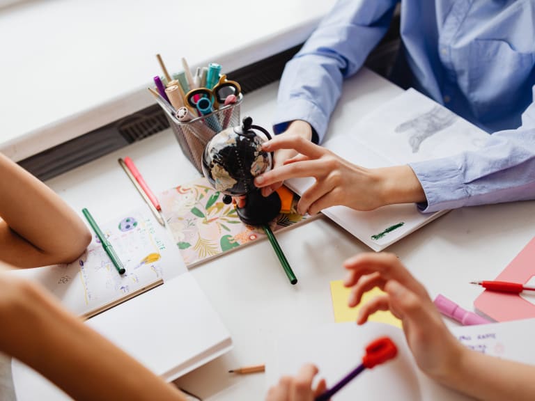 schülergruppe lernt mit mini-globus