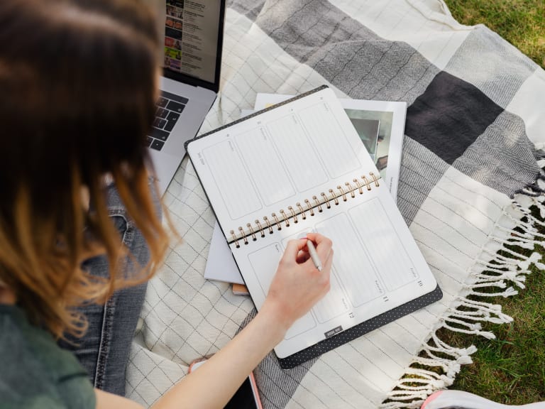 schülerin erstellt lernplan