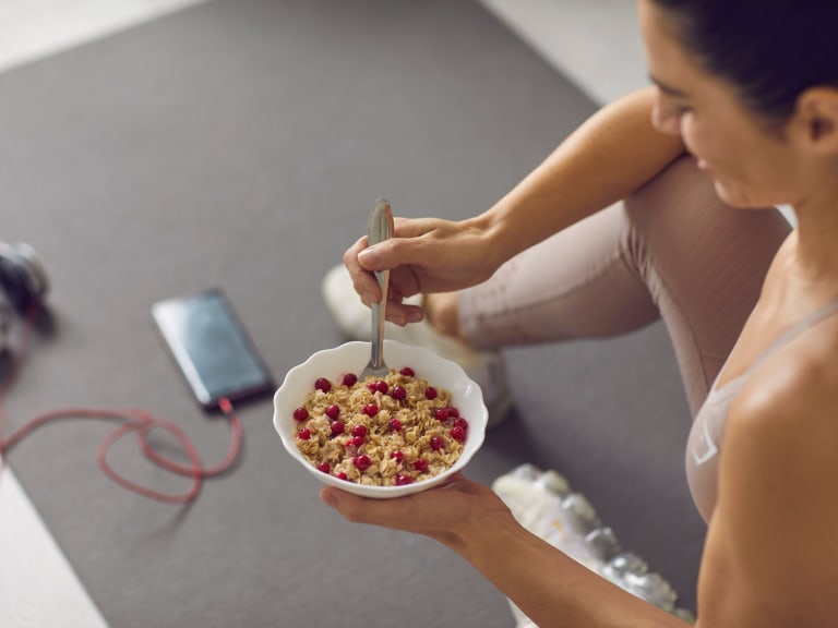 sporternährung, sportlerinnen mit snacks