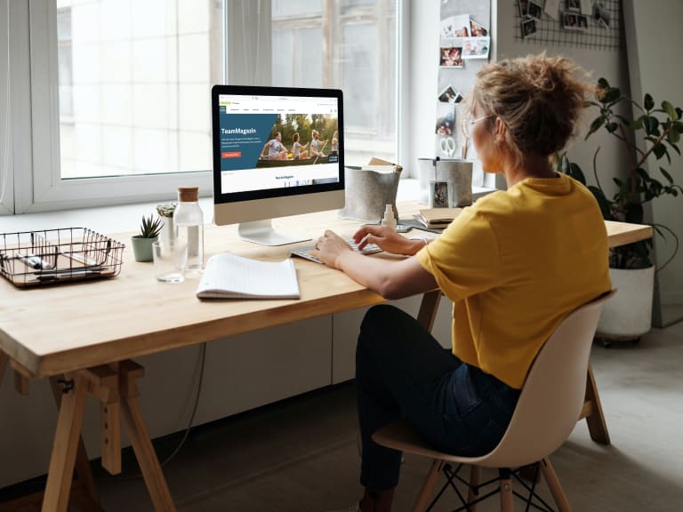 hitze im homeoffice arbeitschutz, frau am schreibtisch