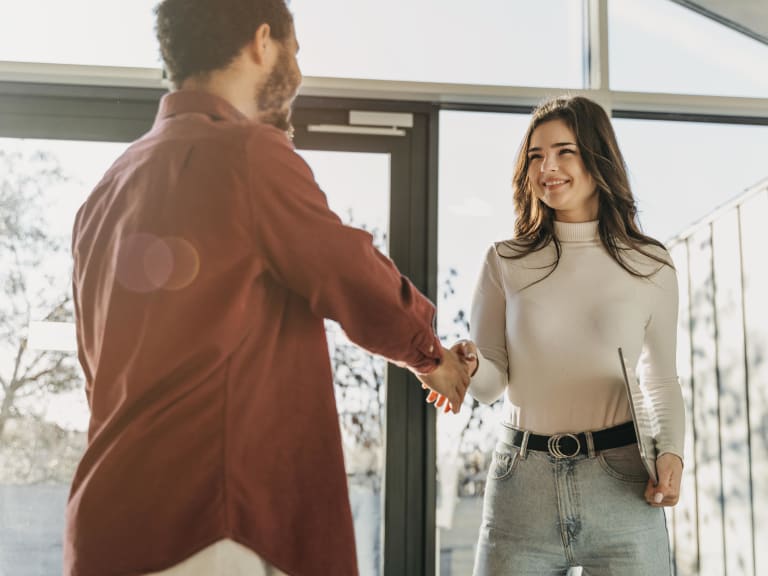 Onboarding RH : manager accueillant une nouvelle collaboratrice au bureau