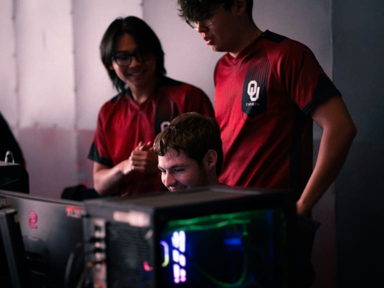 Team esport devant les écrans